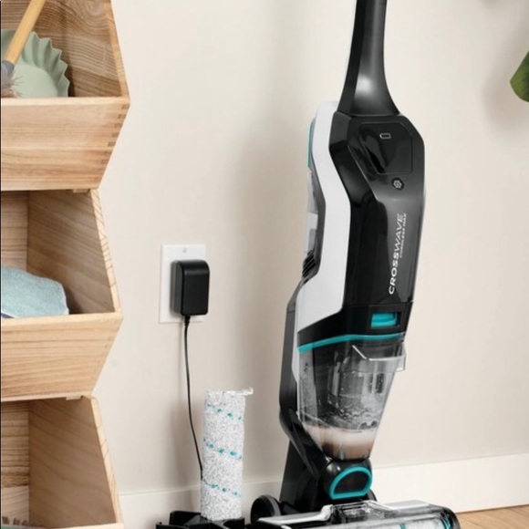 Multi-surface cleaning, cord free, WiFi connected, bagless technology, two tank. - Picture 7 of 7